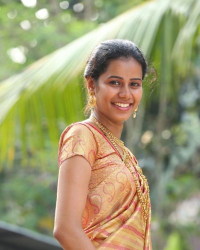 Gorgeous bride in golden saree with classy antique jewellery - feathertouch beauty parlour, pathanamthitta