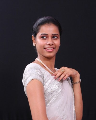 Gorgeous bride with simple pearl jewellery in white saree - feathertouch beauty salon, pathanamthitta